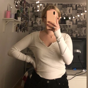 Vit tröja från Gina Tricot.  - Vit långärmad tröja från Gina Tricot i storlek XS. Väl använd men inte synliga skador förutom lite tråd som börjar lossna vid ärmarnas slut. V-formad urringning. 