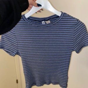 T-shirt  - En magtröja från H&M blå randig, använt 2-3 gånger men rensar min garderob nu.