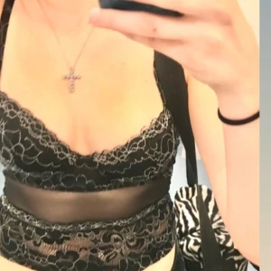 Spetslinne  - En spetsbody köpt på humana för ca 1 år sen. Antingen kan man knäppa den där nere eller vika in dem så det ser ut som ett linne.!! Frakt tillkommer💋👼🏼