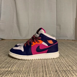 Jordan 1 mid - Säljer mina superfina air Jordan 1 mid. De köptes i våras och är sparsamt använda. Som man ser på sista bilden är de creasade där fram och har en liten fläck som går att ta bort. De är från junioravdelningen och självklart äkta :) 800kr + f rakt