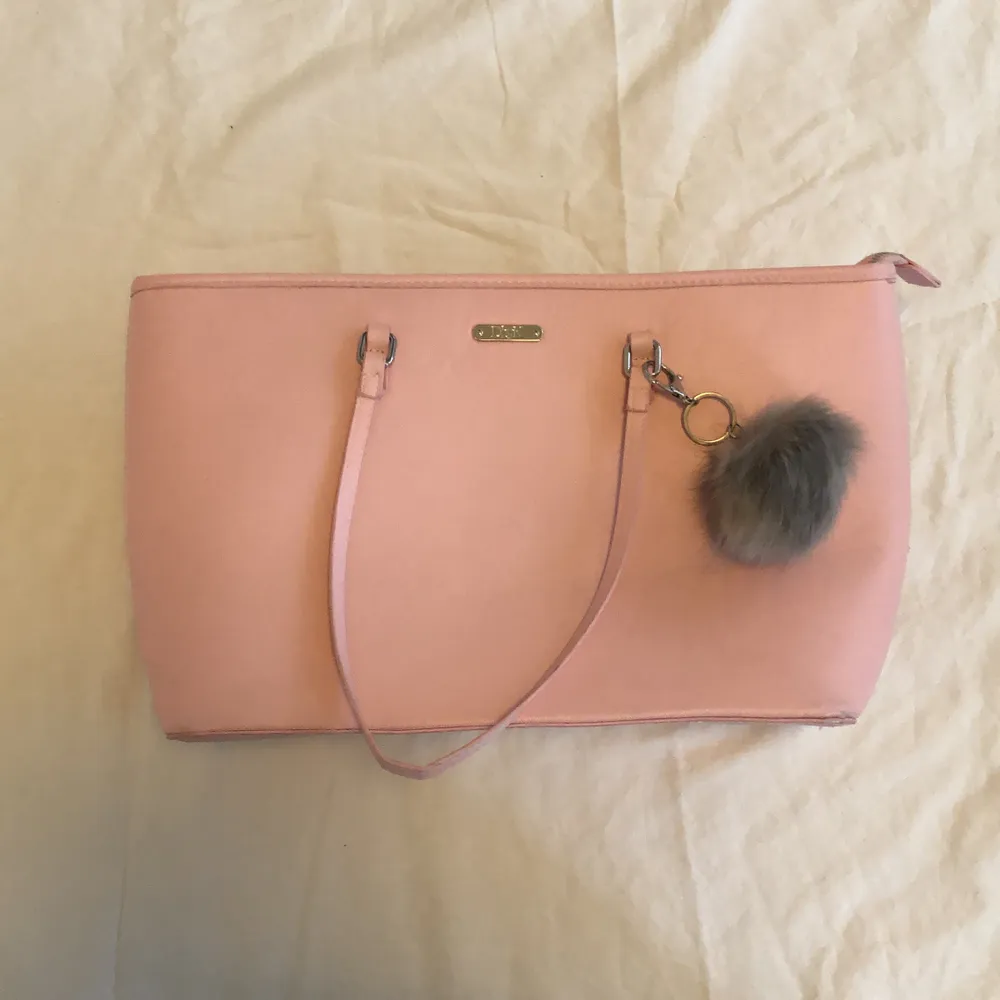 Jättefin rosa handväska, knappt använd. Köparen står för frakten :). Accessoarer.