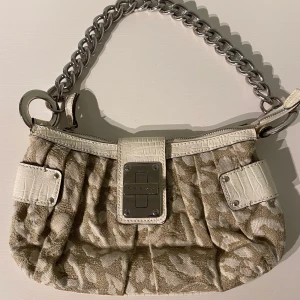 Guess väska - Säljer nu denna vintage guess väskan! 🥵 Passar perfekt som en kort axelbandsväska och är i en najs längd. Bra skick! Ställ  gärna frågor! 🥰