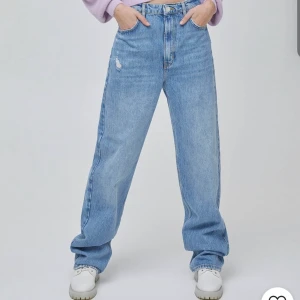 Jeans - Säljer dessa helt nya byxorna från pull and bear. Prislapp kvar