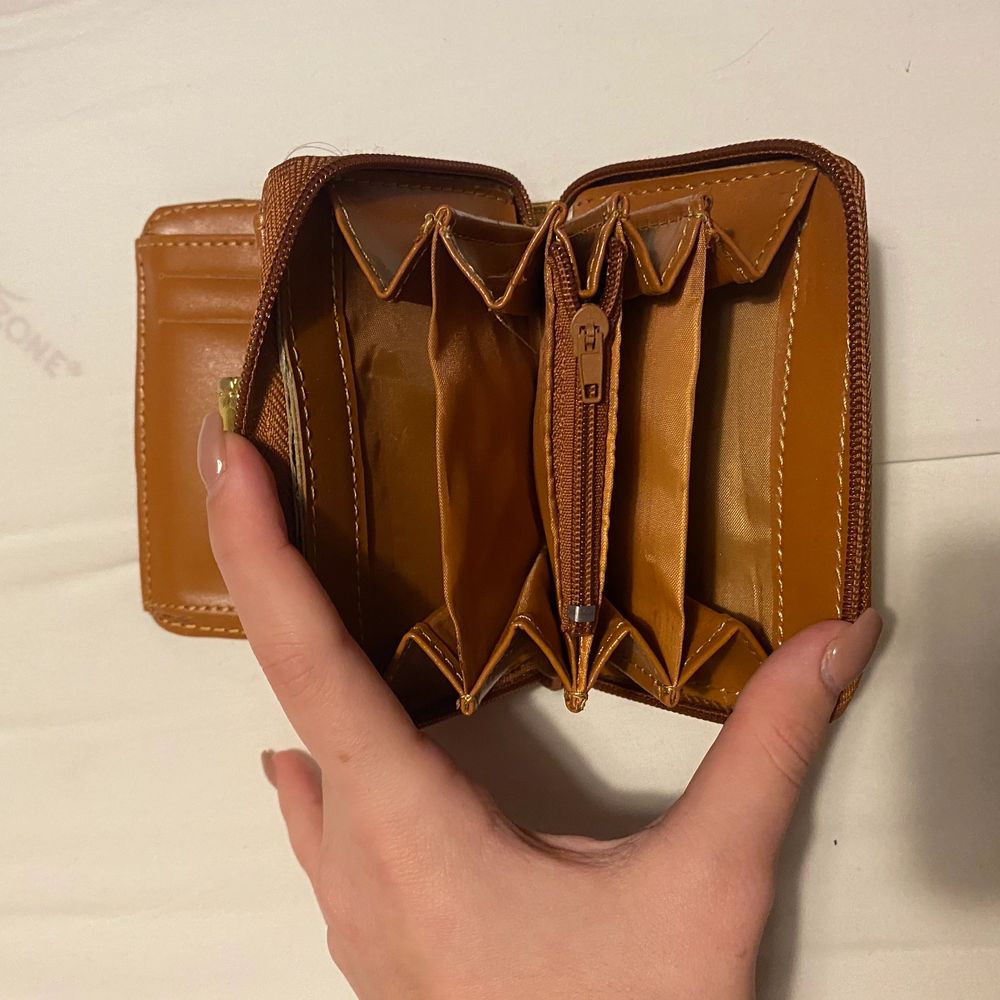 Säljer denna oanvända guldiga plånbok. Den är i jätte bra skick och har även många ”fickor”. Undrar man över något så är det bara att kontakta mig.. Väskor.
