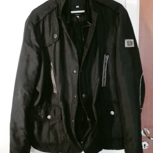 Svart jacka (från Italy) - Har köpte från Italy. Ser ut nya.