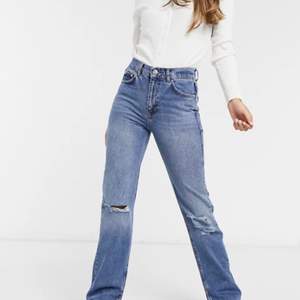 Snygga och populära, raka jeans från Pull&Bear. De är långa med slitningar och har en slits längst ner. Säljer då de tyvärr var för små för mig. Köparen står för frakt💜💜.        Budgivning i kommentarerna!! LEDANDE BUD: 320kr + frakt