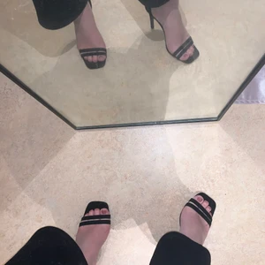 Svarta skor från NLY SHOES - Svarta klackar från NLY Shoes med glittrigt spänne. Inköpta i somras och aldrig använda, endast provade. Strl 36