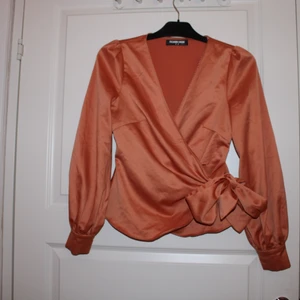 Blus - Fin orange blus från fashion union. Den kan knuttas runt midjan med ett fint band. Tyget är mjukt och lik silke. Levereras i Göteborg zon1 och 2 inom västtrafiks rese handlingar. Helst cash då jag inte har swish. Detta kan dock lösas. Lägg bud 