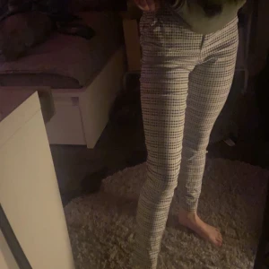 Kostymbyxor  - Jag säljer ett par jätte fina kostymbyxor som jag aldrig andvänt! De kommer från cc! Köpte för 399kr 