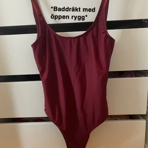 Baddräkt  - Vinröd/mörkröd baddräkt från Nelly, endast använd 1 gång köpt 2018. Storlek xs men passar nog en s också. Pris + 45kr frakt, hör av er vid frågor! 🦋