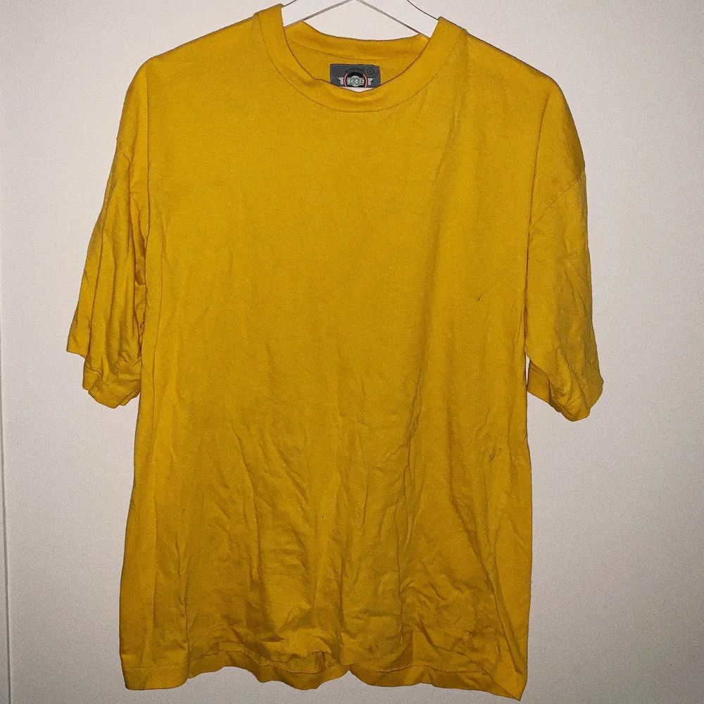 Vanlig gul t-shirt, skrynklig på bilden men det fixas ⚡️ har 2st en i size M och en i size L 💓. T-shirts.
