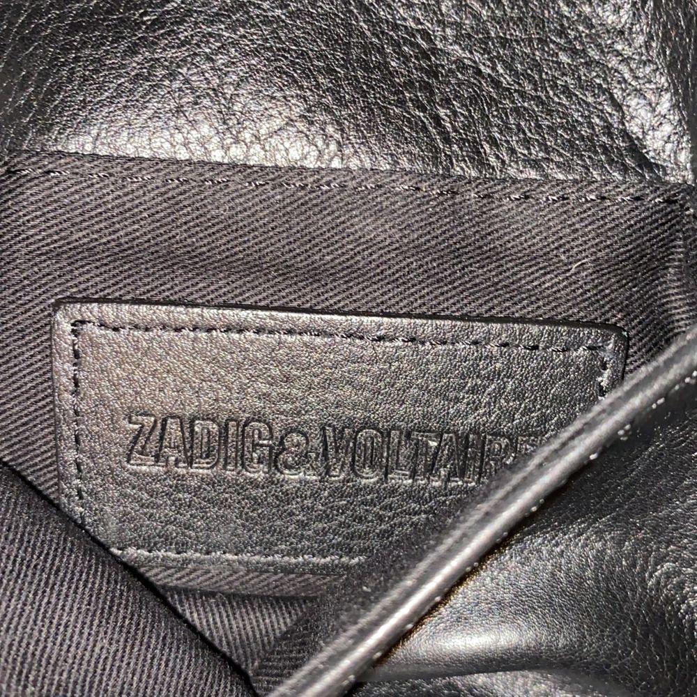 Rock Nano Bag svart läder väska. Aldrig använd utan har bara hängt inomhus i ca 2 år så den är i nyskick⭐️ Finns kjedja till som så klart ingår i priset!. Väskor.