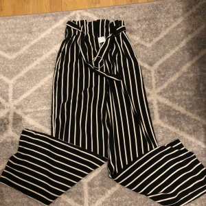 Bershka Byxor - Vida byxor från Bershka, en liten defekt vid sidan men man kan du ihop det! Därför säljer jag för billig peng, storlek Xs! 