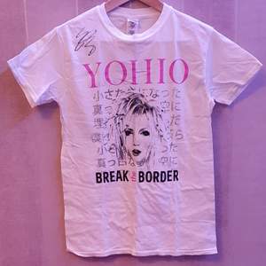 Break the Border Yohio T-shirt i storlek small. Köpt på konsert och signerad av Yohio. Aldrig använd. Pris kan diskuteras. Skickas mot fraktkostnad.