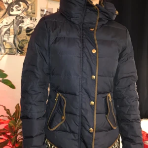 Vero moda jacka - Vero Moda jacka i mörkblå. Storlek M. Köparen står för frakten. Luvan finns inte med. Buda gärna i kommentarerna😌✨. 