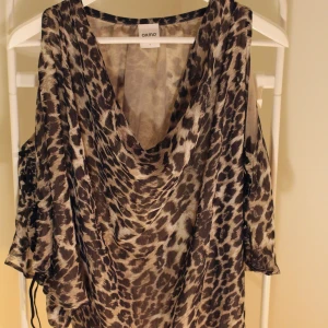 Mönstrad blus från Oxmo fint skick! - Mönstrad blus från Oxmo fint skick! storlek: S  Direkt pris: 25 Skriv buden till mig privat eller kommentera på bilden! Buda med minst 5kr varje gång ✨(Alla bud är välkomna) Köpare står för frakten (Du bestämmer vilket paket så länge det uppfyller vikt och storleks kraven)