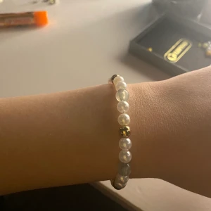 Pärlarmband  - Oanvänt och handgjort pärlarmband!! Skriv för fler bilder och/eller frågor)) köp gärna!