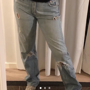 Levis jeans  - As snygga Levis jeans💙 Strl 29 x 34 !!                 ❗️Jag är 169cm❗️Säljer på grund av att de ej kommer till användning... köparen står för frakten och ifall det är många intresserad blir det budgivning! 