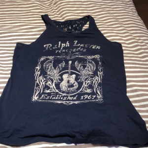 marinblå Ralph lauren linne storlek L - Cool marinblå Ralph lauren linne storlek L, i bra skick, äkta.