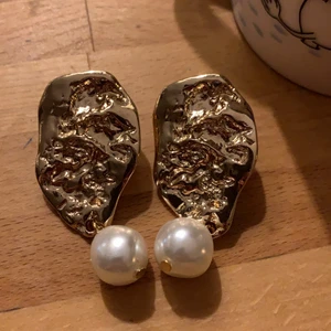 Fina nyårsörhängen  - Billiga, knappt använda, örhängen i guldfärg säljes för bara 20:-, som hittat, och frakten är Gratis!