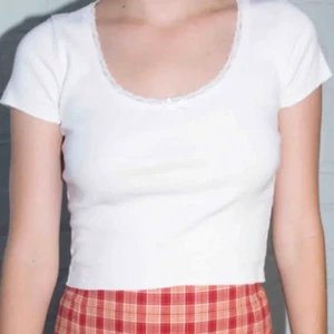 Brandy Melville top - Säljer denna verkligen jätte fina tröja köpt på brandy Melville! Om du har några frågor så skriv priv! Frakt: 66kr 🖤