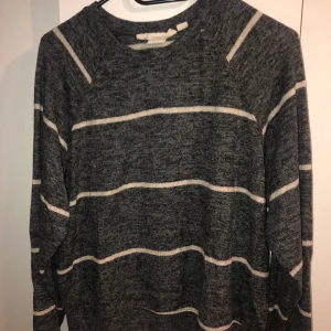 Tröjor från hm  - Den gråa, strl s 30kr😊 den rosa strl xs, 30kr😊