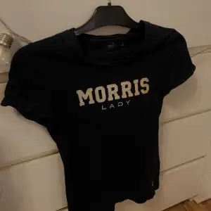 Säljer en Morris t-shirt köp på pondus i storlek XS. Mitt pris 20kr + frakt💕
