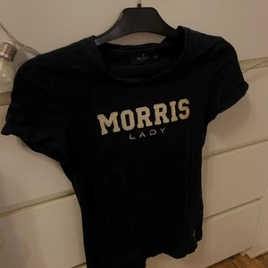 Morris t-shirt  - Säljer en Morris t-shirt köp på pondus i storlek XS. Mitt pris 20kr + frakt💕