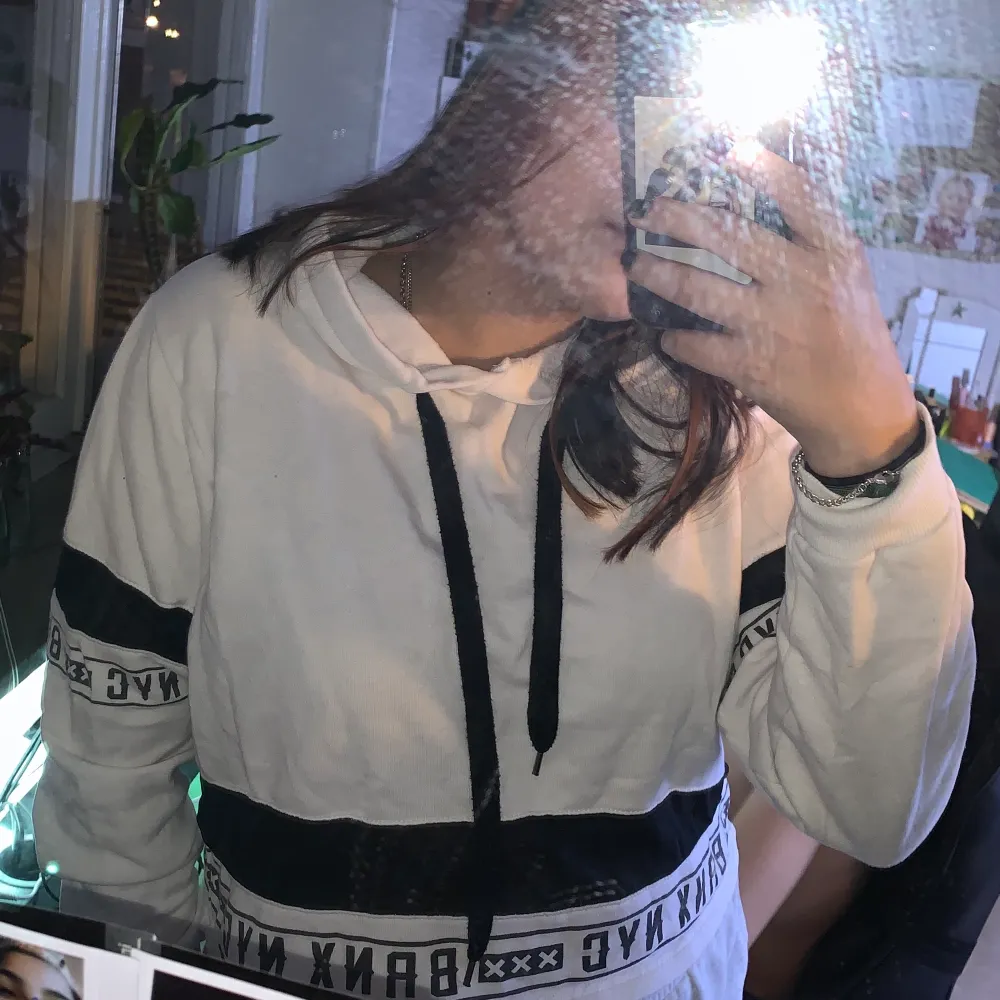 Säljer en vit crop top hoodie, väldigt fin design och är väldigt skön på insidan, perfekt för dig som söker en hoodie, finns på gröna linjen, tar emot Swish & kontanter :). Tröjor & Koftor.