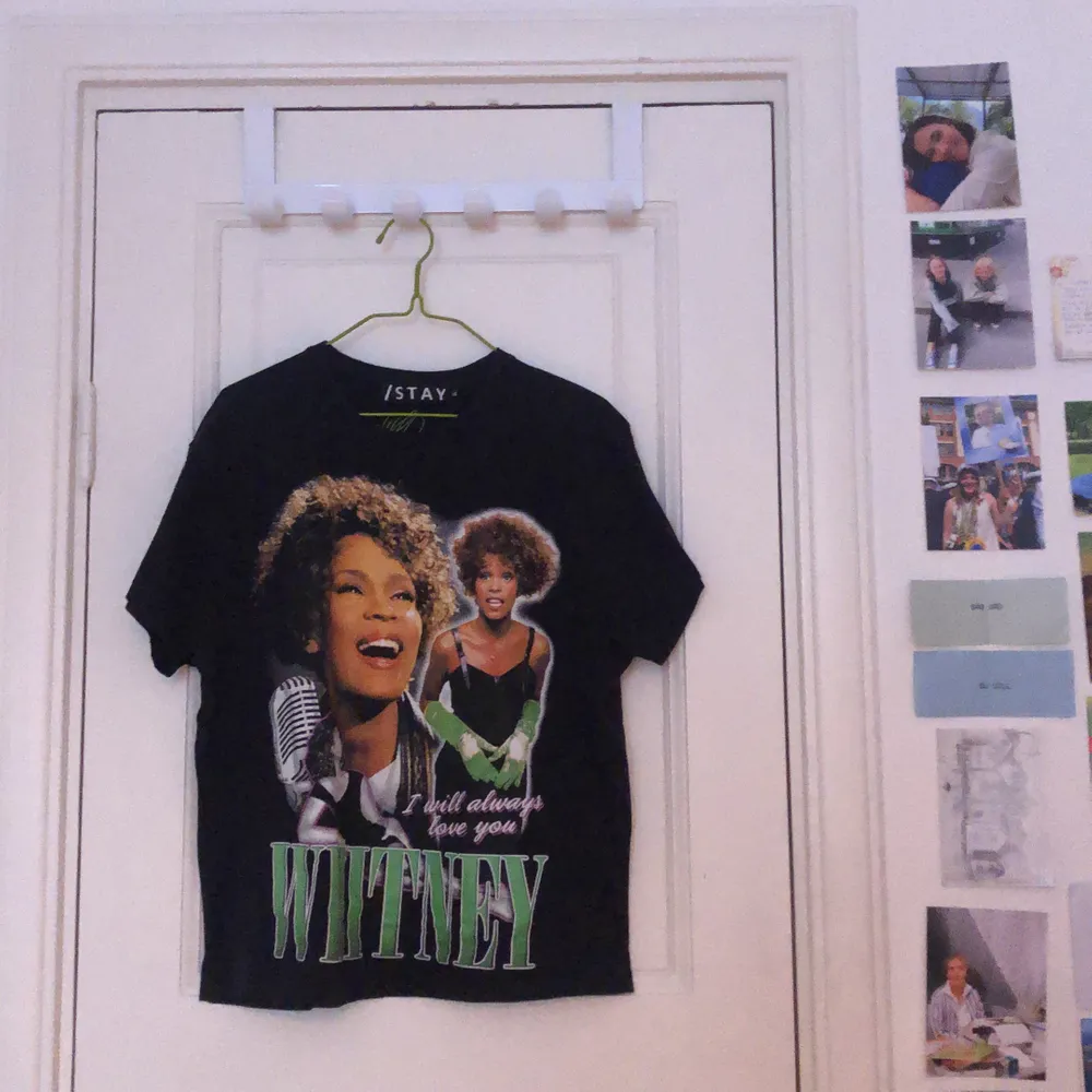 Hej! Säljer en svart t-shirt med Whitney Houston tryck. Inköpt på Carlings, storlek M. Fraktar eller möts vid Odenplan💓. T-shirts.