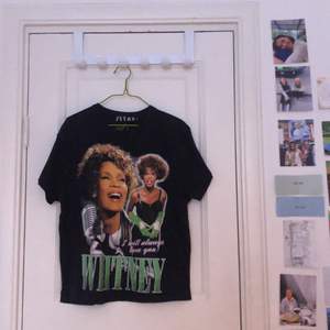 Hej! Säljer en svart t-shirt med Whitney Houston tryck. Inköpt på Carlings, storlek M. Fraktar eller möts vid Odenplan💓