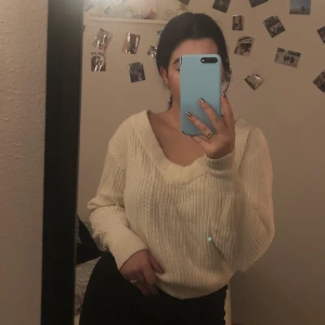 Stickad tröja - En väldigt fin stickad tröja ifrån Gina som är använd ett fåtal gånger därför i väldigt bra skick. Passar även bra som S. Frakt tillkommer