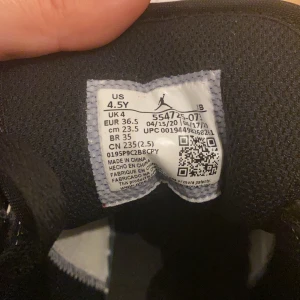 Strl 36,5 - Jordan 1 Mid ”white shadow”. Äkta och har användt dem 1 gång. Säljer dem på grund av att det inte är min stil. Priset kan diskuteras vid en snabb affär 