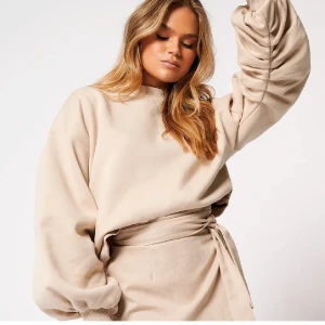 Tröja  - Säljer denna fina begiea tröjan i ett mycket bra skick💜