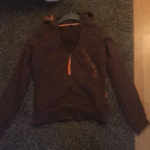 Brun hoodie - Säljer en skitcool hoodie från Rip Curl i väldigt fint skick. Köparen står för frakt<3