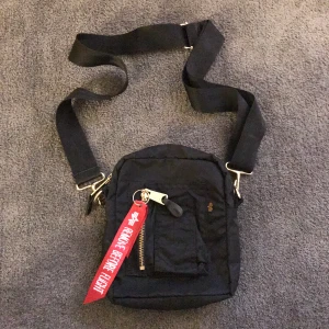 Alpha väska  - Använd endast 1 gång, hel och fin, ny skick. 300kr inkl frakt 