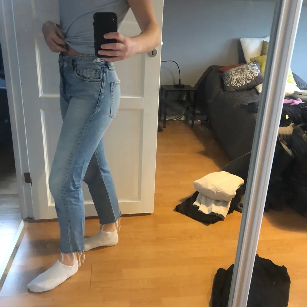 Jeans från zara! Raka och ej vida i modellen. Säljer pågrund av att dem är för små för mig (170cm). Jeans & Byxor.