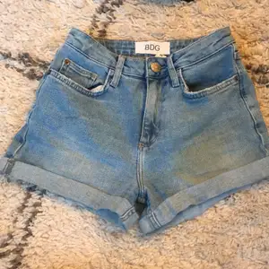 Jeansshorts från BDG (köpta på Urban outfitters) storlek xs. Bra skicka. Köparen betalar eventuell frakt. 