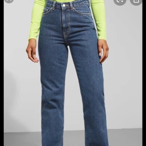 Raka jeans - Snygga raka jeans från weekday i modellen Row. Använda men väldigt bra skick. En aningen mörkare färg än de på bilderna. (Bilderna är tagna från nätet)