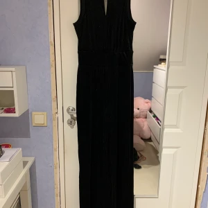 Jumpsuit - Säljer denna superfina Jumpsuiten/byxdressen då den inte kommer till användning.🌸 den är glittrig & har öppen rygg, passar perfekt till lite festligare tillfällen såsom nyår🦋 storlek 34 men passar även 36/38🥰 säljer för 200kr💕