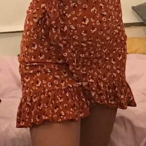 Flower print skirt, mid thigh, good condition, originally around 175 kr, red, fake wrap skirt. 