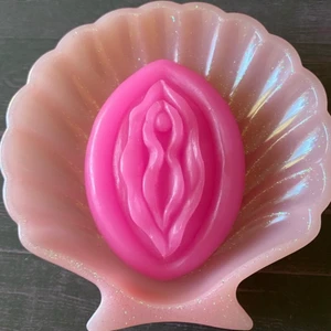 Souvenir tvål "Flikan" - Mått: 7x5cm. Vikt. 30gr.    