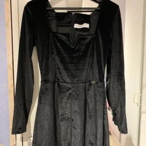 Playsuit - Söt liten playsuit i velour tyg. Använd 1 gång, storlek M, säljs för 200kr🦋  