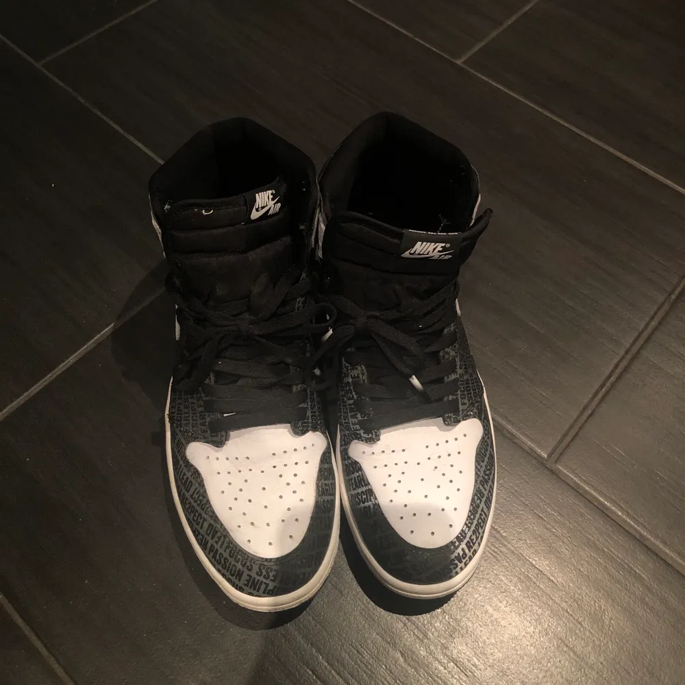 Äkta Air Jordans köpta i New York. Ej använda utan endast provade. Det är inget fel på dem utan stilen passade helt enkelt inte han som fick dom. Storlek 44,5. Buda i kommentarerna eller skriv till mig privat!⚡️. Skor.