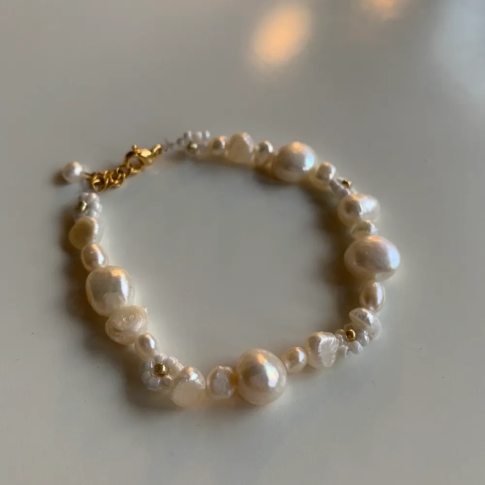 Kolla in fler smycken på min Instagram @aliceruthjewelry                                             Armband av blandade äkta Sötvattenspärlor och pärlade blommor av glaspärlor✨                                                   Går att få i halsband också! Och det går även att välja färjer på blommorna (finns i silver på bild 3). Accessoarer.