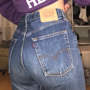 Levis jeans - Levis jeans i modell 505, är en äldre model som inte säljs längre. Passar mig med storlek M men lite korta för mig som är 175 cm lång! Buda gärna från 100kr☺️ frakt tillkommer på 79kr❤️