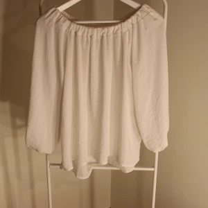 Off shoulder blus från Gina Tricot - Off Shoulder blus från Gina Tricot i fint skick! storlek: 34 Direkt pris: 30kr, Skriv buden till mig privat eller kommentera på bilden! Buda med minst 5kr varje gång ✨(Alla bud är välkomna) Köpare står för frakten (Du bestämmer vilket paket så länge det uppfyller vikt och storleks kraven)