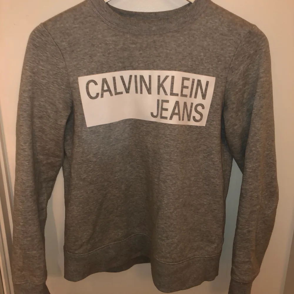 Grå Calvin Klein sweatshirt stl XS. Tröjor & Koftor.