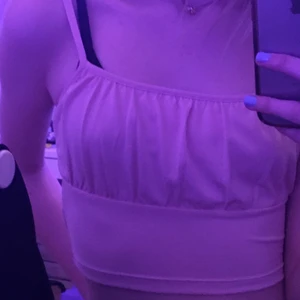 Linne - Ljusrosa linne från H&M, använt vid typ tre tillfällen så jättebra skick. Väldigt stretchigt material så funkar nog xxs - s ungefär. Färger är som på andra bilden. Hör av dig vid frågor!