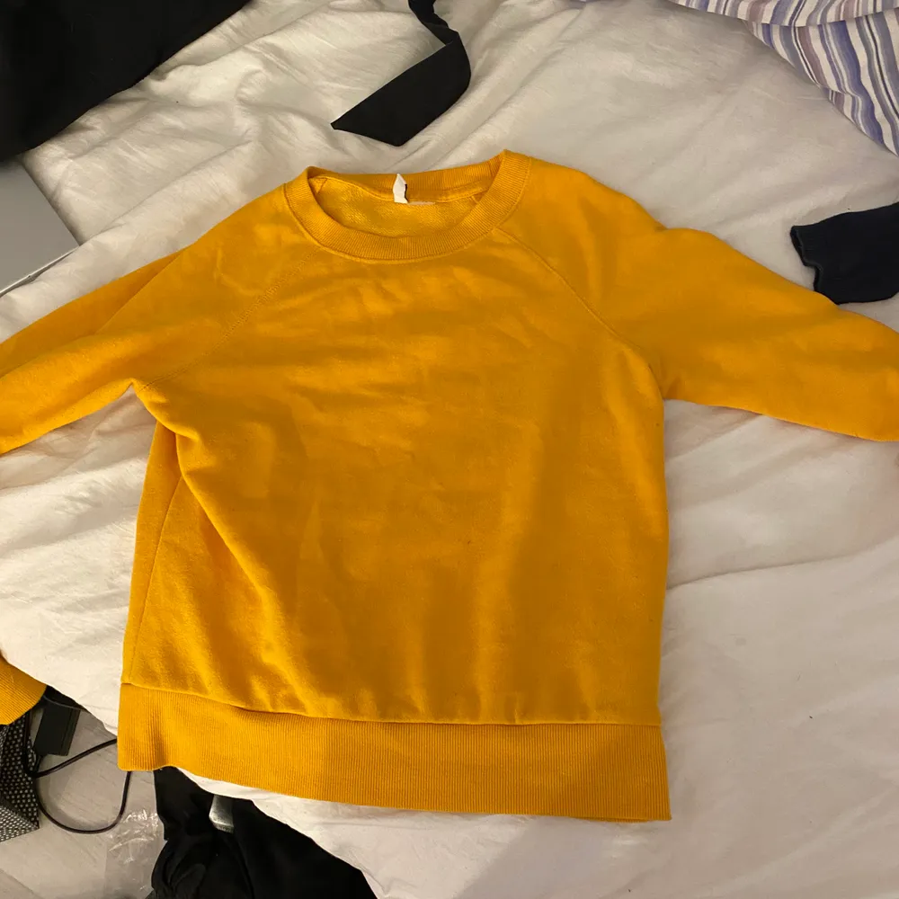 Supersnygg gul tröja i bra skick!! Ganska tunt material, sitter supersnyggt!! använder den tyvärr inte där av att jag säljer den är stilett XS men passar lätt en S . Tröjor & Koftor.